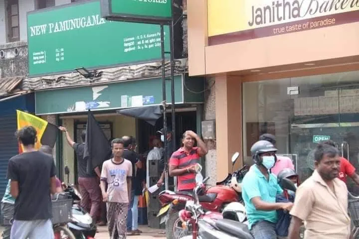 නොවැසූ බාර් එක නිසා බෝපිටිය ඇවිලෙයි (ඡායාරූප) 2 17a895c6 d076 4788 ab32 649ecbd1873b