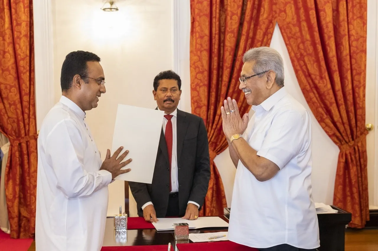 මුව පුරා සිනහ නංවා ,ෆේල් කියපු සර් ඉදිරියේ හරීන් සහ මනූෂ දෝතින්ම ඇමති ධුර ගත්තු හැටි 1 3251d75d 1eb7 4ff6 971e ea7b1627c72c