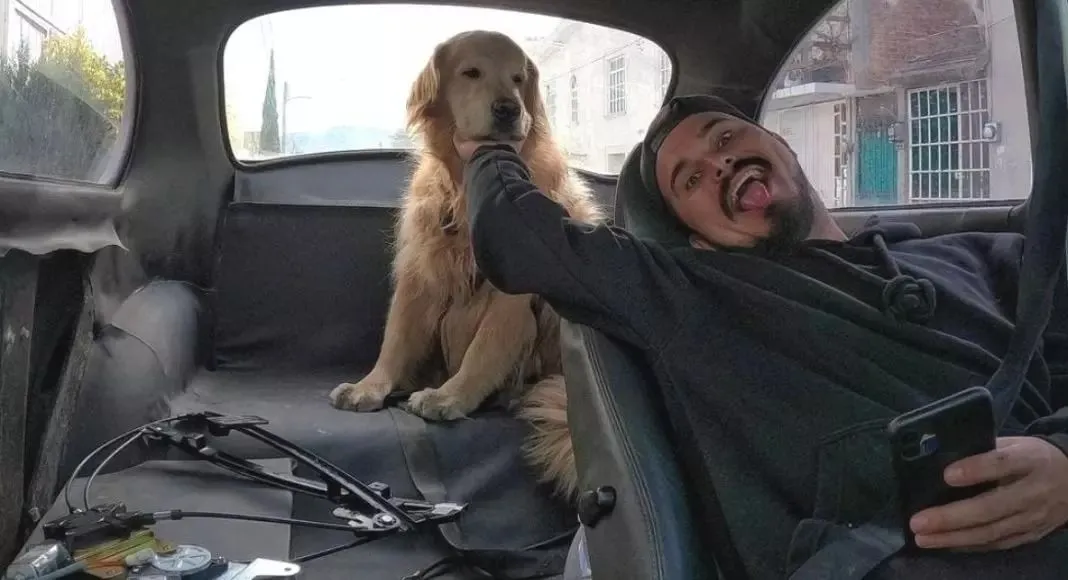 පුංචි කාරයෙන් ලොව වටා ගිය මිතුරන් දෙදෙනා අවාසනාවන්ත ලෙස මෙලොව හැර යයි (ඡායාරූප) 1 40bde31470