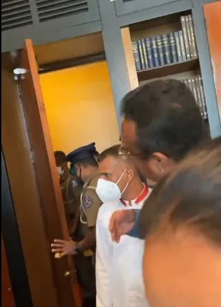 පාර්ලිමේන්තුව තුල ගැටුමක් - කථානායක කාර්යාලය වටලයි 1 47d34726 5655 4d10 8347 740bbb510584