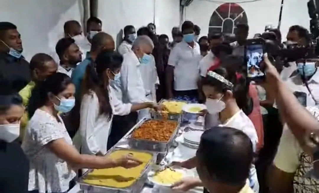 අගමැති රනිල් මරදානේ බත් දන්සැලක ජනතාවට කහ බත් බෙදයි 1 5248dda8 622a 412f adbd 945b9410ce3f