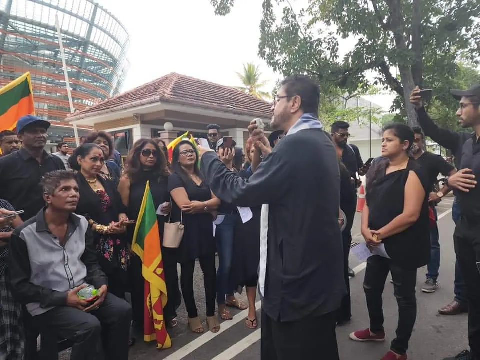 විවාහ මංගල සේවා සැපයුම්කරුවන්ගේ එකමුතුව විරෝධතා පා ගමනක 4 WhatsApp Image 2022 05 03 at 5.51.10 PM 1