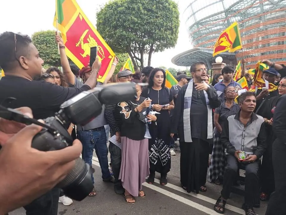 විවාහ මංගල සේවා සැපයුම්කරුවන්ගේ එකමුතුව විරෝධතා පා ගමනක 2 WhatsApp Image 2022 05 03 at 5.51.11 PM 1