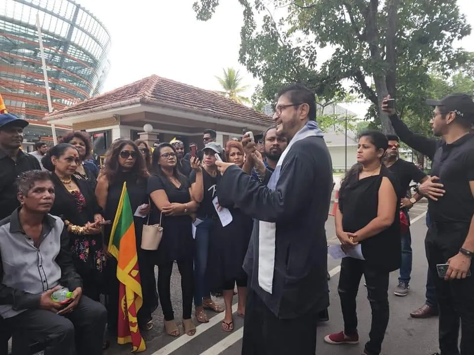 විවාහ මංගල සේවා සැපයුම්කරුවන්ගේ එකමුතුව විරෝධතා පා ගමනක 1 WhatsApp Image 2022 05 03 at 5.51.12 PM