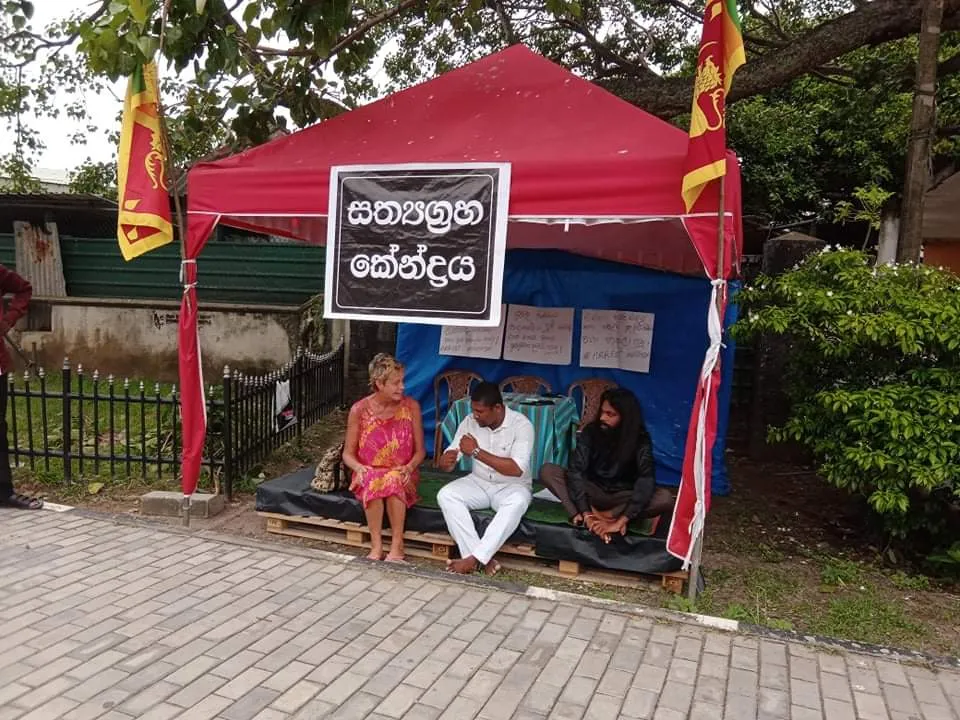ජන අරගලයට සහය දෙමින් විදේශිකයෙකුත් සත්යග්රහයක අසුන්ගනී. 7 WhatsApp Image 2022 05 11 at 1.02.07 PM