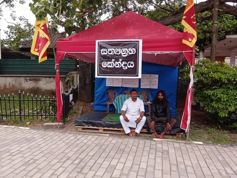 ජන අරගලයට සහය දෙමින් විදේශිකයෙකුත් සත්යග්රහයක අසුන්ගනී. 5 WhatsApp Image 2022 05 11 at 1.02.08 PM