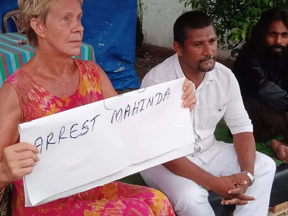 ජන අරගලයට සහය දෙමින් විදේශිකයෙකුත් සත්යග්රහයක අසුන්ගනී. 2 WhatsApp Image 2022 05 11 at 1.02.09 PM