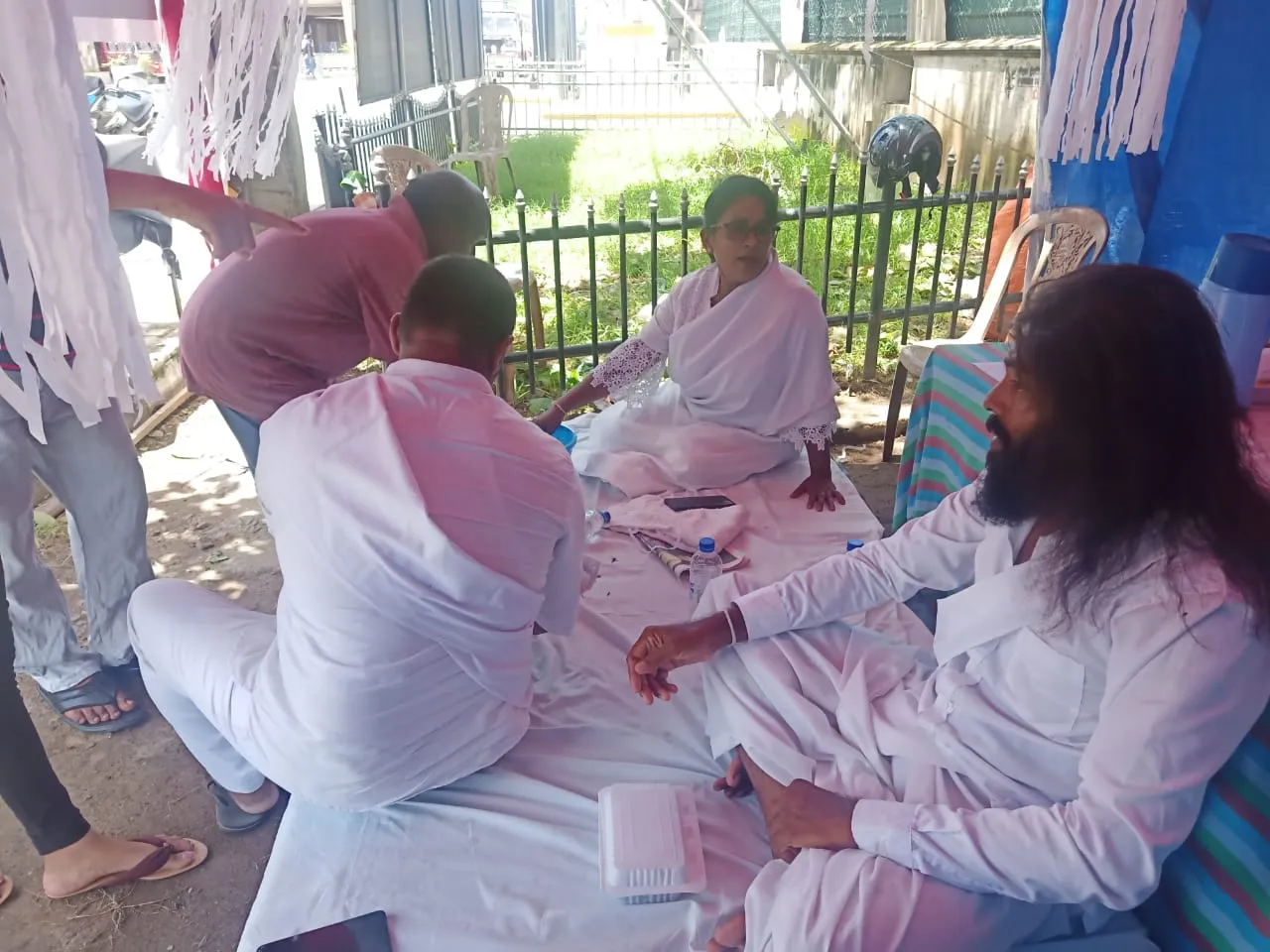 ගාල්ලේ අරගල බිමේ පිරිස කළ දානමය පිංකම 15 WhatsApp Image 2022 05 15 at 2.19.47 PM