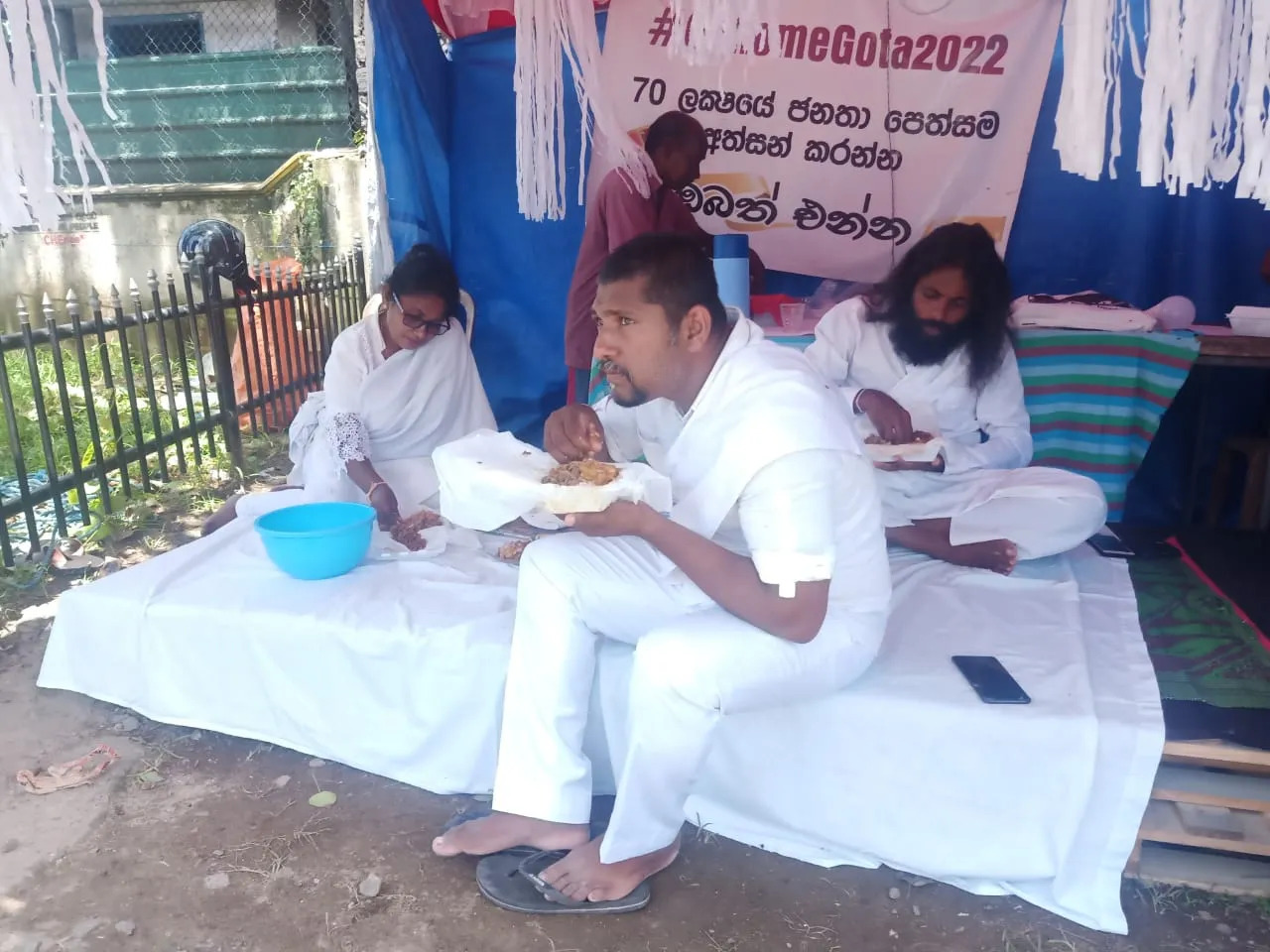 ගාල්ලේ අරගල බිමේ පිරිස කළ දානමය පිංකම 12 WhatsApp Image 2022 05 15 at 2.19.49 PM 1