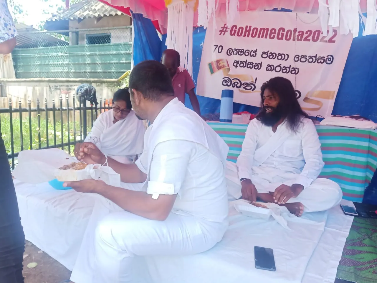 ගාල්ලේ අරගල බිමේ පිරිස කළ දානමය පිංකම 13 WhatsApp Image 2022 05 15 at 2.19.49 PM