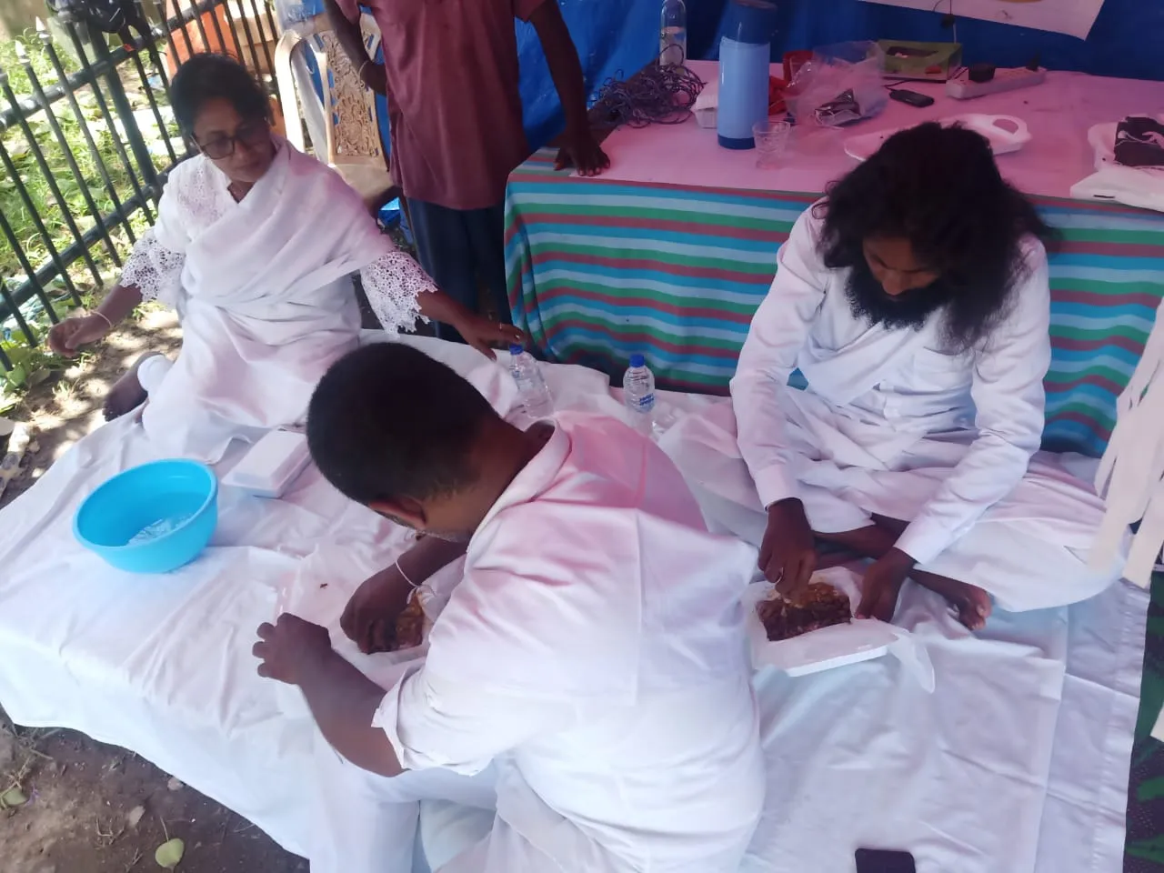 ගාල්ලේ අරගල බිමේ පිරිස කළ දානමය පිංකම 10 WhatsApp Image 2022 05 15 at 2.19.50 PM 1