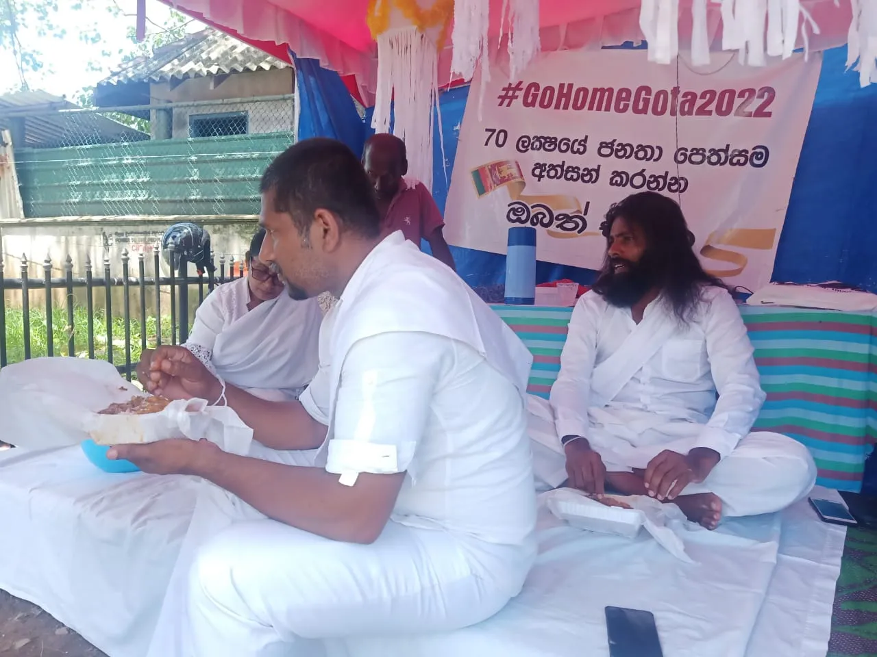 ගාල්ලේ අරගල බිමේ පිරිස කළ දානමය පිංකම 9 WhatsApp Image 2022 05 15 at 2.19.50 PM 2