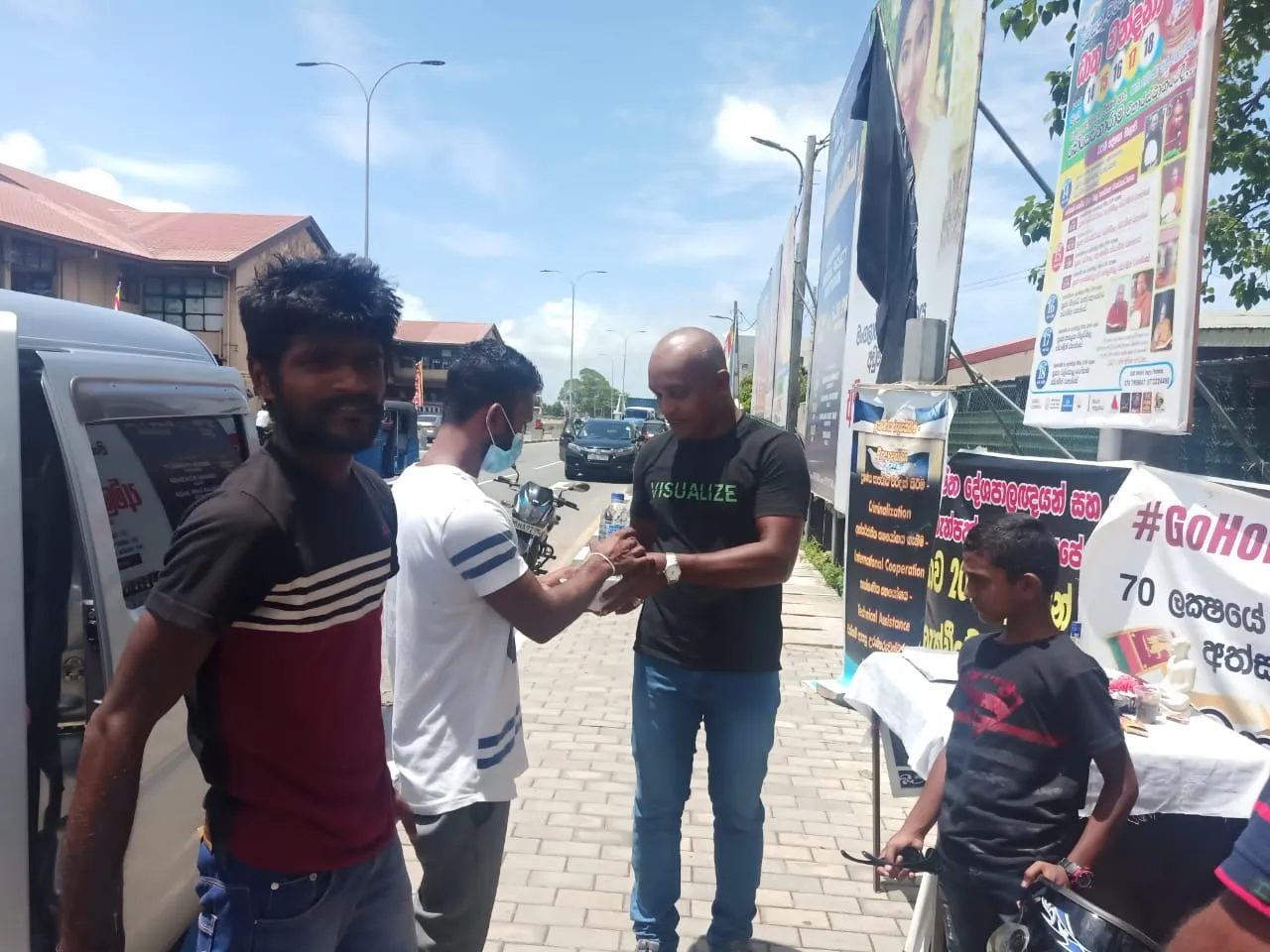 ගාල්ලේ අරගල බිමේ පිරිස කළ දානමය පිංකම 8 WhatsApp Image 2022 05 15 at 2.19.52 PM