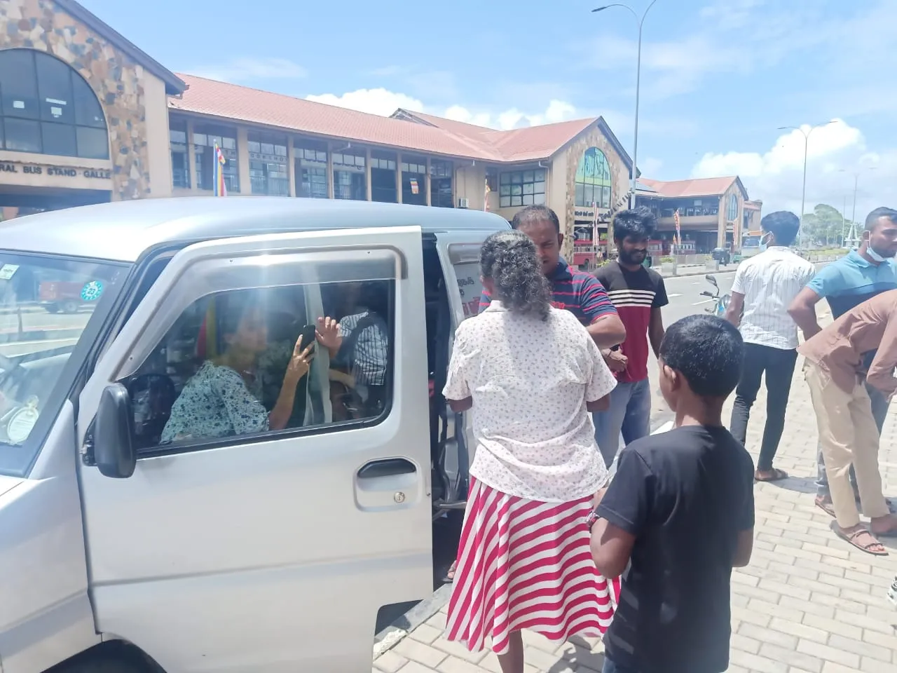 ගාල්ලේ අරගල බිමේ පිරිස කළ දානමය පිංකම 6 WhatsApp Image 2022 05 15 at 2.19.54 PM