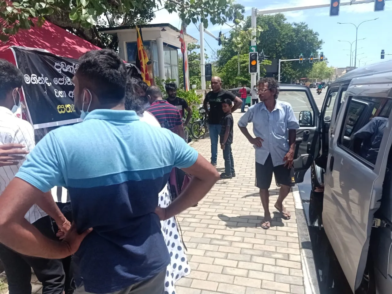 ගාල්ලේ අරගල බිමේ පිරිස කළ දානමය පිංකම 5 WhatsApp Image 2022 05 15 at 2.19.56 PM