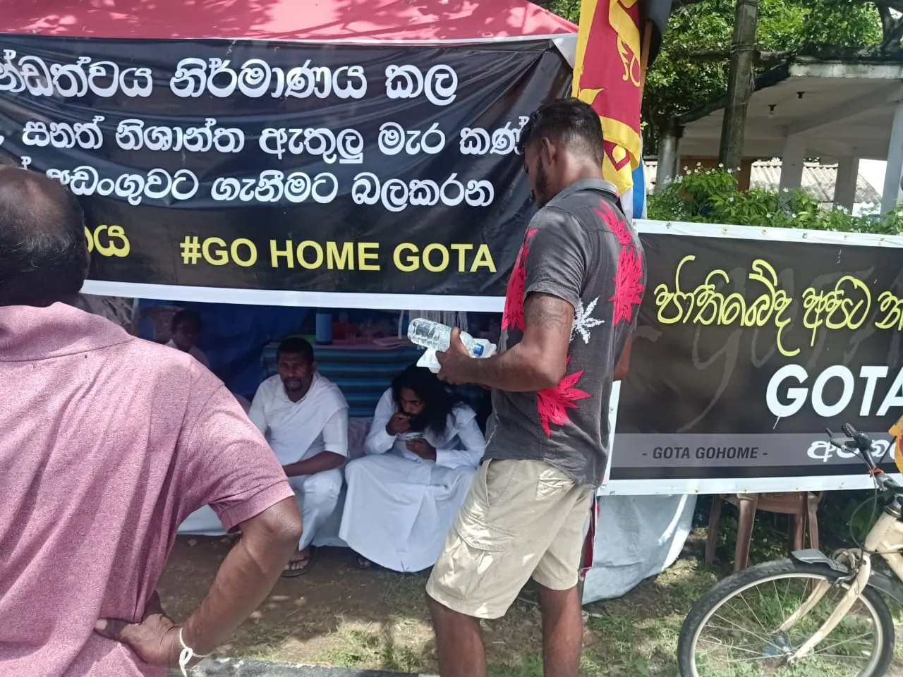 ගාල්ලේ අරගල බිමේ පිරිස කළ දානමය පිංකම 3 WhatsApp Image 2022 05 15 at 2.19.57 PM 1