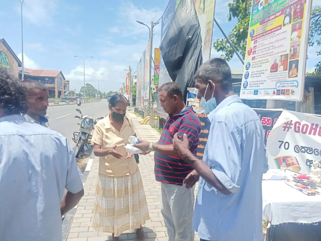 ගාල්ලේ අරගල බිමේ පිරිස කළ දානමය පිංකම 1 WhatsApp Image 2022 05 15 at 2.19.58 PM 1