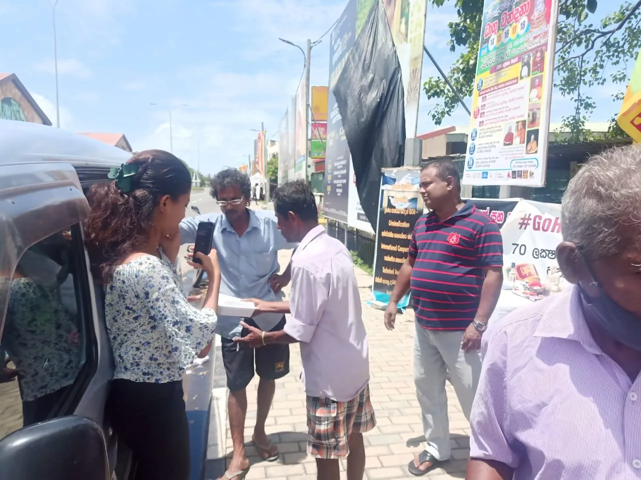 ගාල්ලේ අරගල බිමේ පිරිස කළ දානමය පිංකම 2 WhatsApp Image 2022 05 15 at 2.19.58 PM