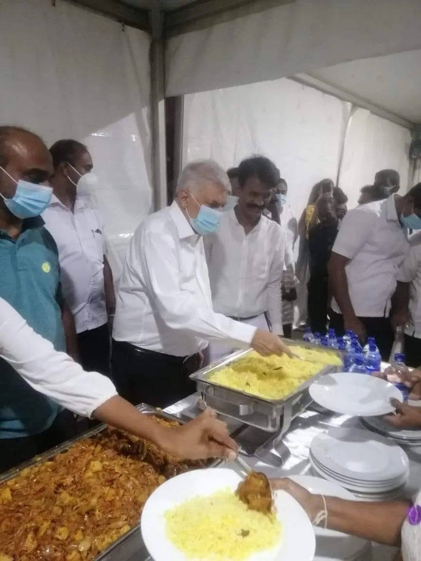 අගමැති රනිල් මරදානේ බත් දන්සැලක ජනතාවට කහ බත් බෙදයි 2 cecaf8f0 0608 4487 80fa b92a95629dda