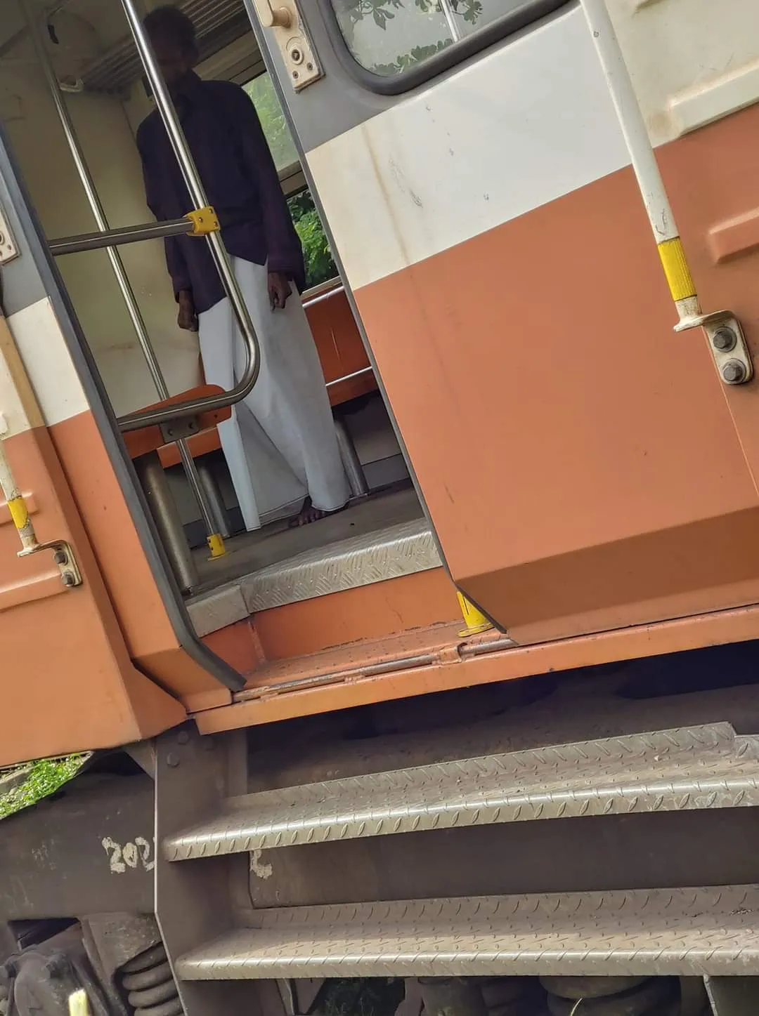 රඹුක්කන දුම්රිය මැදිරියක් තුල පුද්ගලයෙකු එල්ලී මියයයි 2 9c739371 a3f1 4937 9008 716f72f9d72d