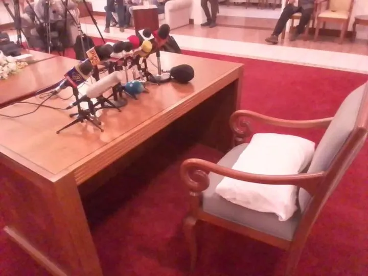 ජනපතිගේ ඉල්ලා අස්වීම ගැන කථානායකගේ නිල නිවේදනය තවත් සුළු මොහොතකින් (ඡායාරූප) 2 293602970 2660976810699293 5377463978162833466 n 2