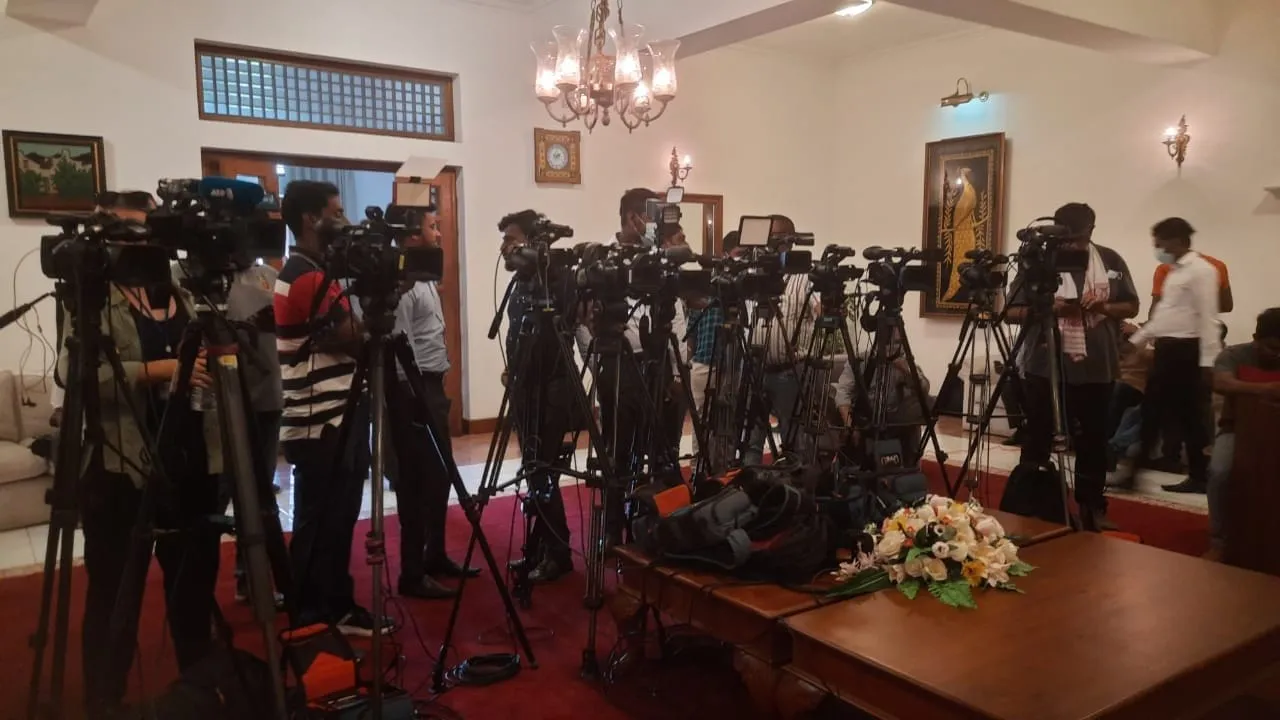 ජනපතිගේ ඉල්ලා අස්වීම ගැන කථානායකගේ නිල නිවේදනය තවත් සුළු මොහොතකින් (ඡායාරූප) 5 294005466 731461158063591 504983678312184156 n