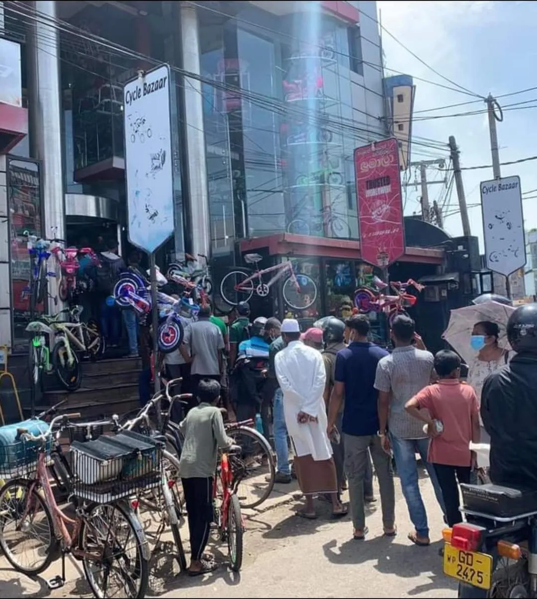 පාපැදි මිලදී ගන්න දිගු පෝලිම් (ඡායාරූප) 1 WhatsApp Image 2022 07 04 at 9.38.29 PM