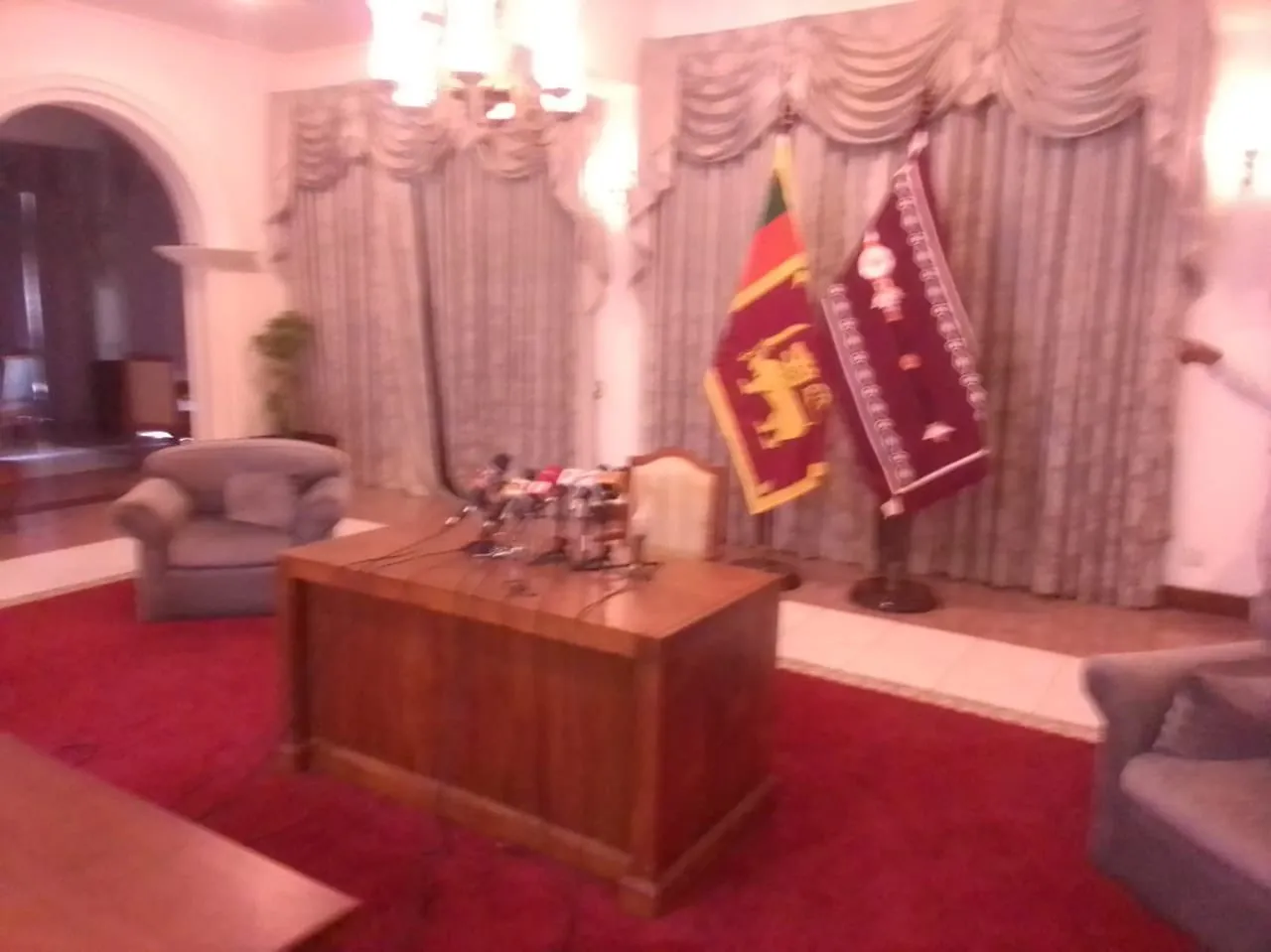 ජනපතිගේ ඉල්ලා අස්වීම ගැන කථානායකගේ නිල නිවේදනය තවත් සුළු මොහොතකින් (ඡායාරූප) 3 WhatsApp Image 2022 07 15 at 8.30.54 AM 2