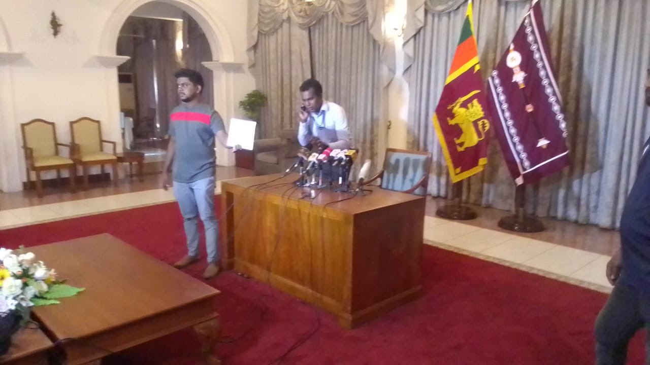 ජනපතිගේ ඉල්ලා අස්වීම ගැන කථානායකගේ නිල නිවේදනය තවත් සුළු මොහොතකින් (ඡායාරූප) 4 WhatsApp Image 2022 07 15 at 8.30.55 AM