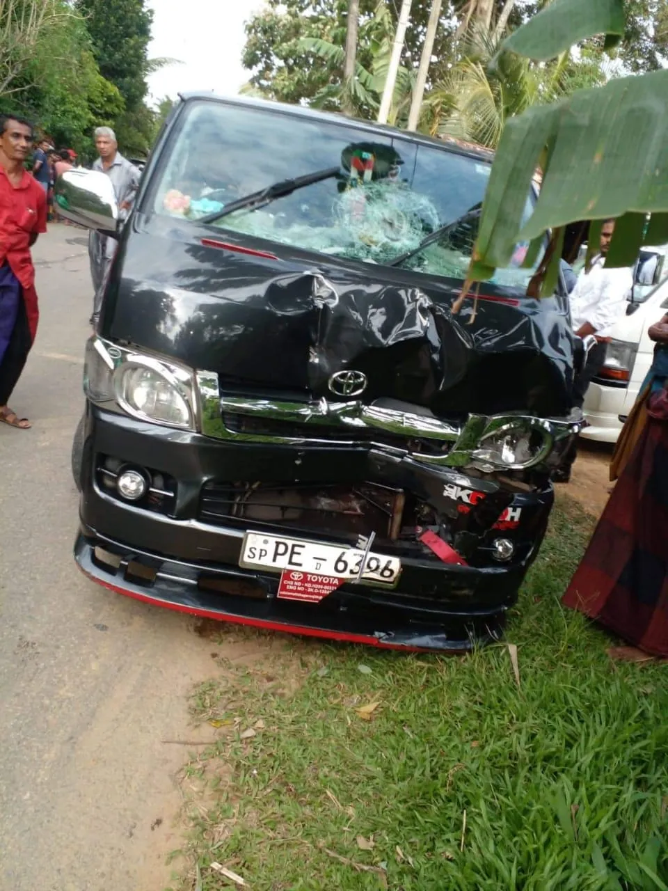 වෑන් රථයේ ගැටී පියා මරුට පුංචි දියණියට බරපතලයි 1 a0b540d3 28ef 4936 9755 3802e427586b