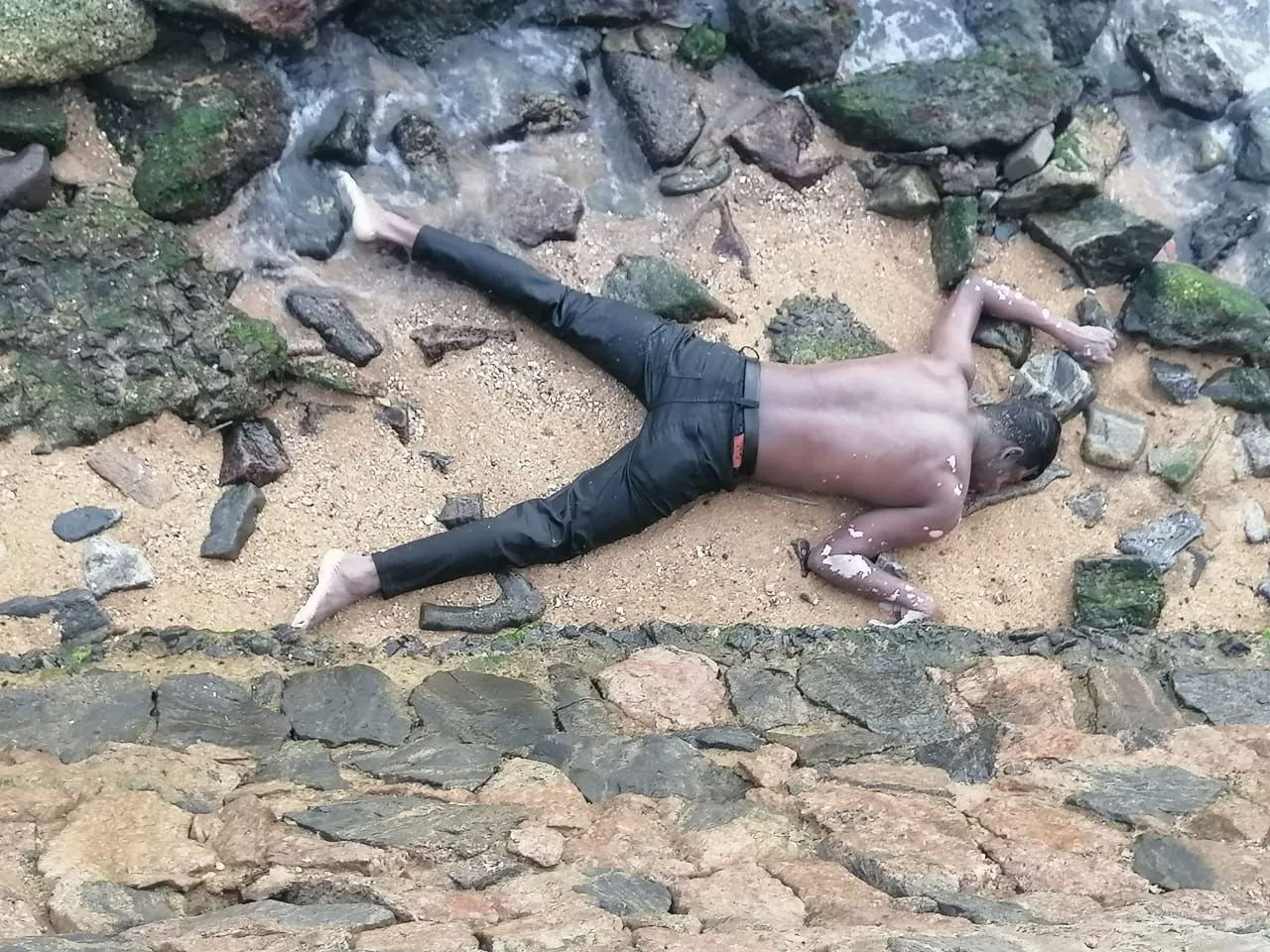 ගාලු මුවදොර වෙරළ තිරයට පැමිණි නාදුනන මළසිරුර 2 e5752475 1e1e 42e6 89a2 f6845b159df8