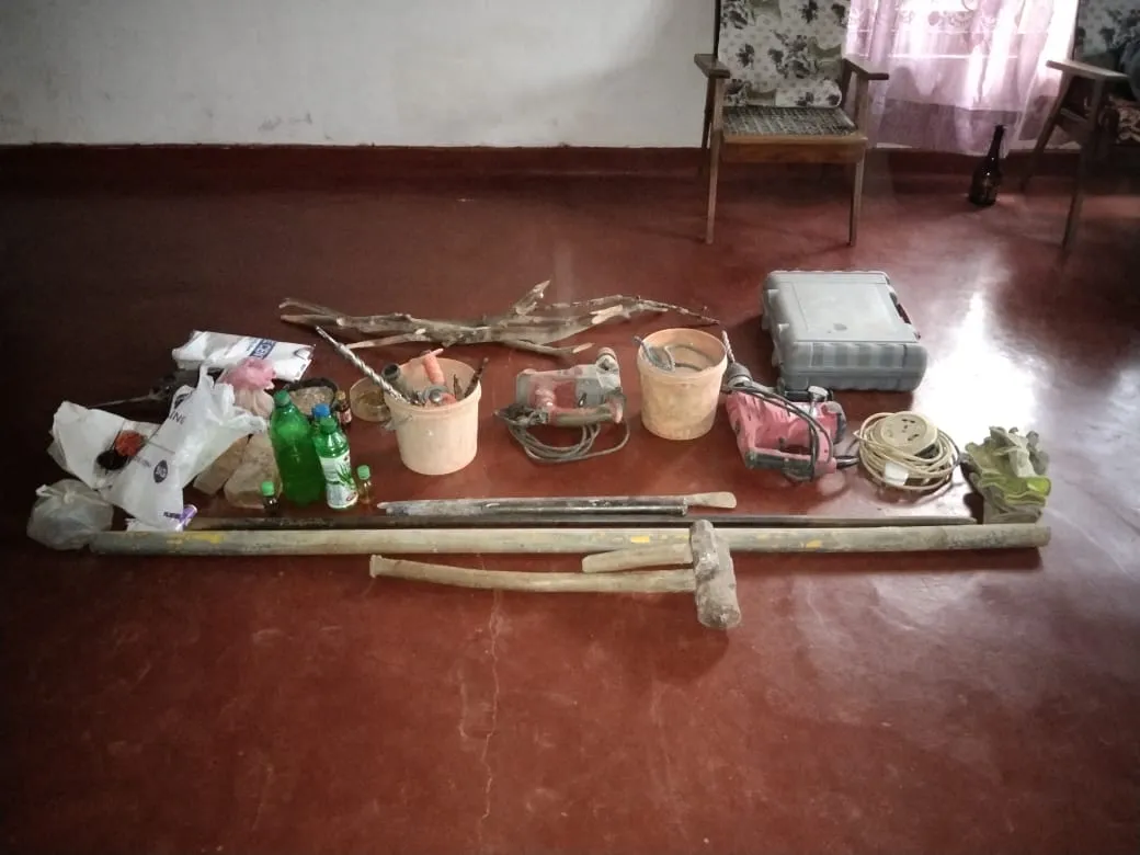 මැණික්හින්නේ නිවසක් තුල නිධන් හෑරූ පස්දෙනෙක් නීතියේ දැළට(ඡායාරූප) 1 4d80276c f93e 4c7f 81fd 1119c4771413