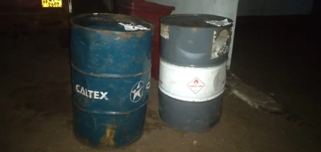 පෙට්රල් ලීටර් 400 ක් වැඩි මිලට විකුණන්න ලඟ තබාගත් අයෙක් අත්අඩංගුවට 2 8696905c d1d8 4d05 9a58 9ce6f22fad0f