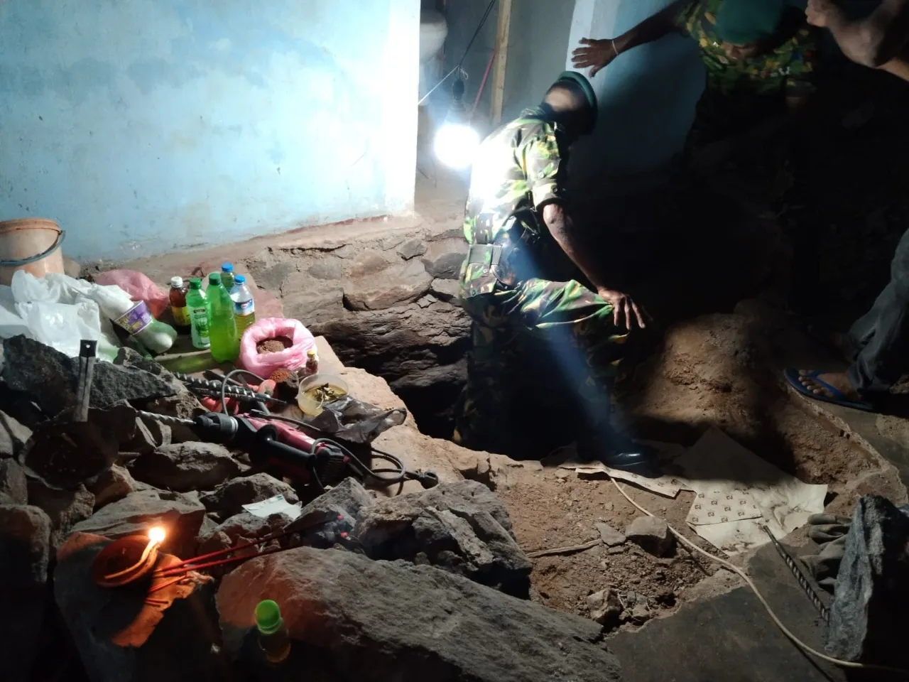 මැණික්හින්නේ නිවසක් තුල නිධන් හෑරූ පස්දෙනෙක් නීතියේ දැළට(ඡායාරූප) 2 9b8919c8 ac72 41e7 a38a a0e15330ded1