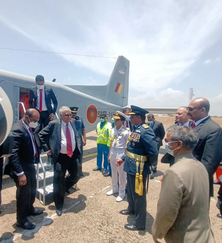 ඉන්දියාවෙන් ප්රධානය කළ ඩ්රෝනියර් යානය ජනපති භාර ගනී (ඡායාරූප) 3