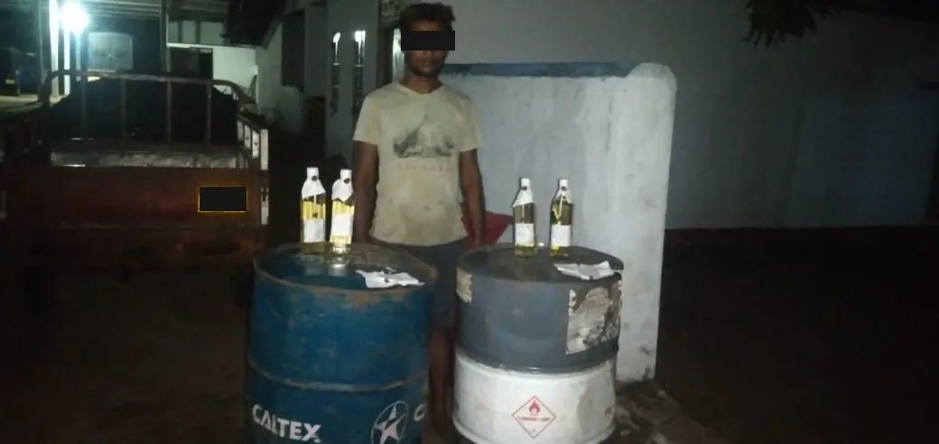 පෙට්රල් ලීටර් 400 ක් වැඩි මිලට විකුණන්න ලඟ තබාගත් අයෙක් අත්අඩංගුවට 4 WhatsApp Image 2022 08 30 at 09.54.28