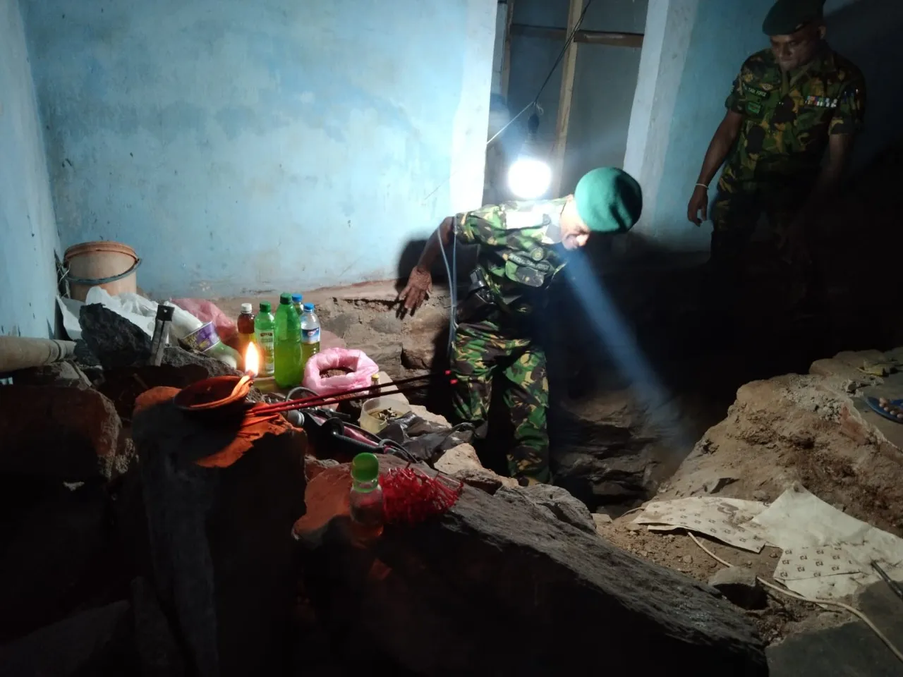 මැණික්හින්නේ නිවසක් තුල නිධන් හෑරූ පස්දෙනෙක් නීතියේ දැළට(ඡායාරූප) 3 a1843331 a1f7 4151 8651 afcf218520a5