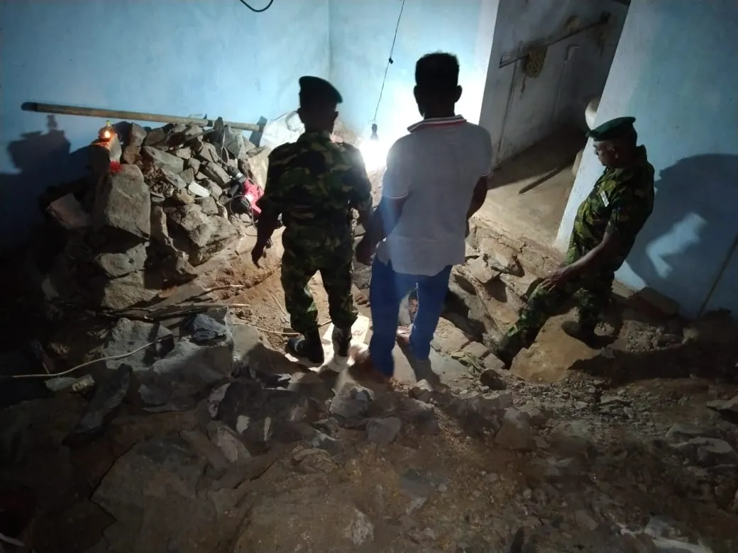 මැණික්හින්නේ නිවසක් තුල නිධන් හෑරූ පස්දෙනෙක් නීතියේ දැළට(ඡායාරූප) 4 cc482dad 8ce1 4596 8b71 0f8fbf6f0b7d