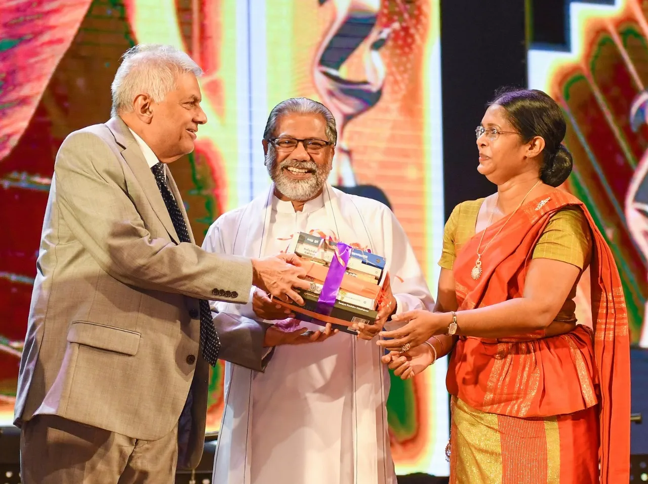 රාජ්ය සාහිත්ය සම්මාන උළෙල ජනපති ප්රධානත්වයෙන් (ඡායාරූප) 1 6ba48948 ff16 4dba 963a b73983eef95a