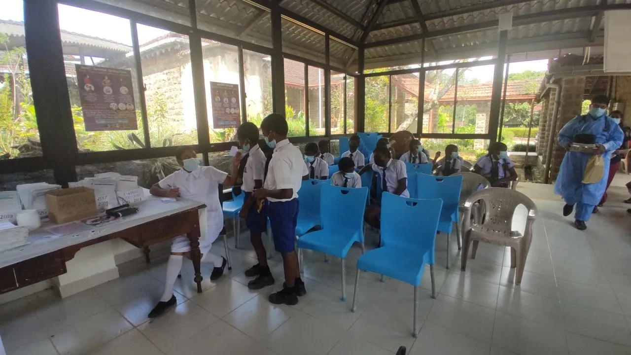 කොටගල පාසලක ළමුන් 42ක් හදිසියේම රෝහල් ගතකරයි (ඡායාරූප) 7 WhatsApp Image 2022 10 11 at 11.24.37 AM 1