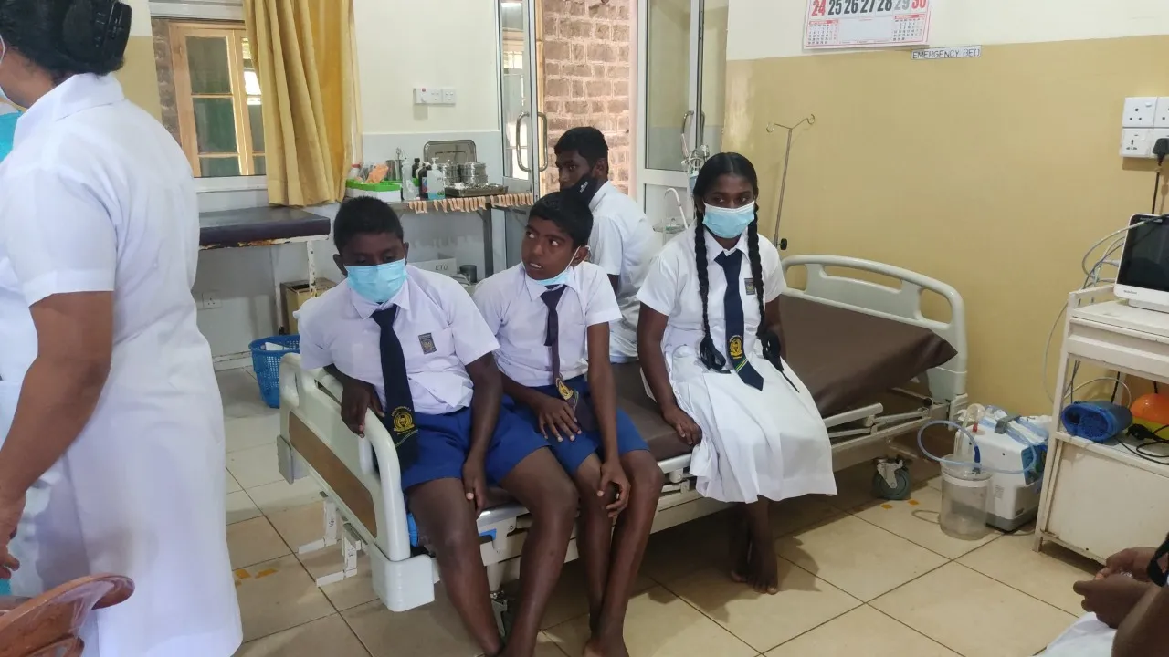 කොටගල පාසලක ළමුන් 42ක් හදිසියේම රෝහල් ගතකරයි (ඡායාරූප) 5 WhatsApp Image 2022 10 11 at 11.24.38 AM