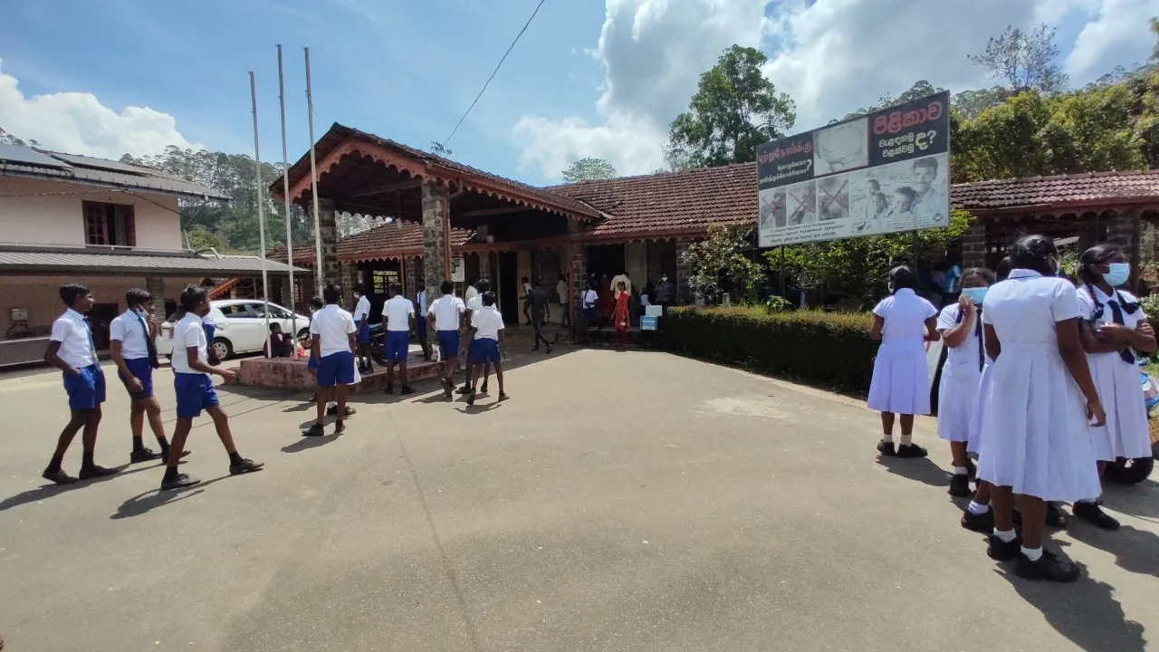 කොටගල පාසලක ළමුන් 42ක් හදිසියේම රෝහල් ගතකරයි (ඡායාරූප) 2 WhatsApp Image 2022 10 11 at 11.24.40 AM