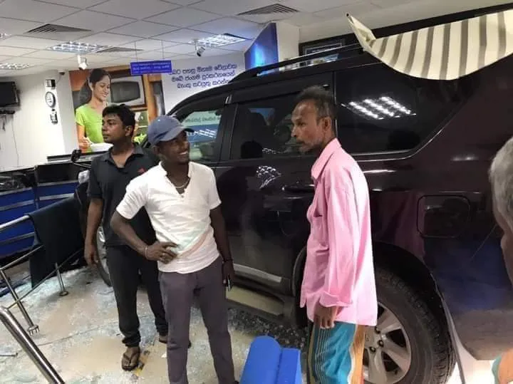 දත් දොස්තරගේ සුඛෝපභෝගී රිය බැංකුව ඇතුළේ (ඡායාරූප) 5 WhatsApp Image 2022 10 22 at 10.30.55 AM