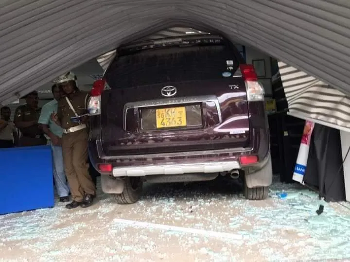 දත් දොස්තරගේ සුඛෝපභෝගී රිය බැංකුව ඇතුළේ (ඡායාරූප) 2 WhatsApp Image 2022 10 22 at 10.30.56 AM 2