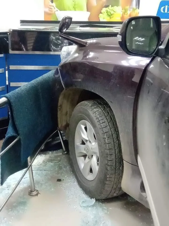 දත් දොස්තරගේ සුඛෝපභෝගී රිය බැංකුව ඇතුළේ (ඡායාරූප) 4 WhatsApp Image 2022 10 22 at 10.30.56 AM