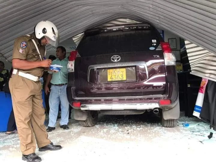 දත් දොස්තරගේ සුඛෝපභෝගී රිය බැංකුව ඇතුළේ (ඡායාරූප) 1 WhatsApp Image 2022 10 22 at 10.30.57 AM