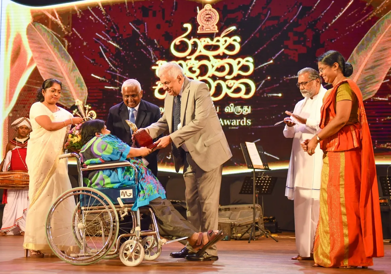 රාජ්ය සාහිත්ය සම්මාන උළෙල ජනපති ප්රධානත්වයෙන් (ඡායාරූප) 4 d8eef2d7 7663 425b a827 db5b8345d50c