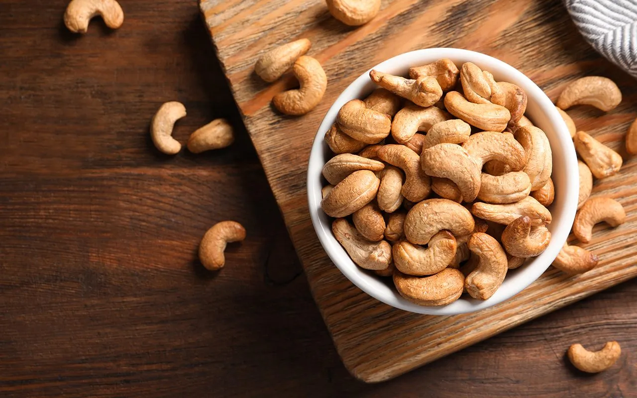 කජු ආහාරයට ගැනීමේ යහපත් ප්රතිඵල 4 tasty cashew nuts bowl shutterstock 1265743156