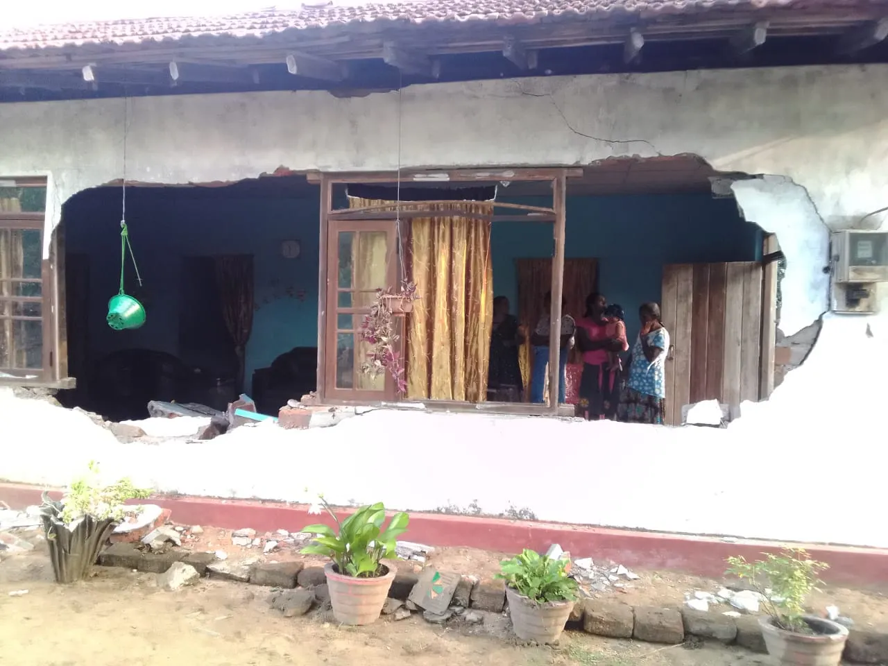 ගමකට අලි පනී නිවාස රැසකට හානී 2 නිරන්තර වන අලි රංචු මේ දිනවල 2