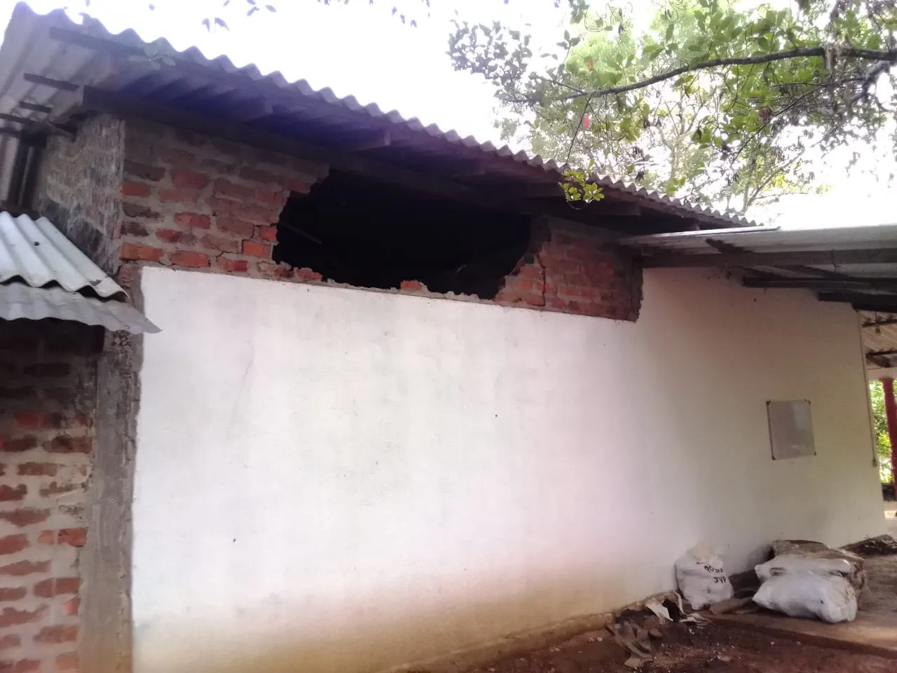 ගමකට අලි පනී නිවාස රැසකට හානී 4 නිරන්තර වන අලි රංචු මේ දිනවල 4